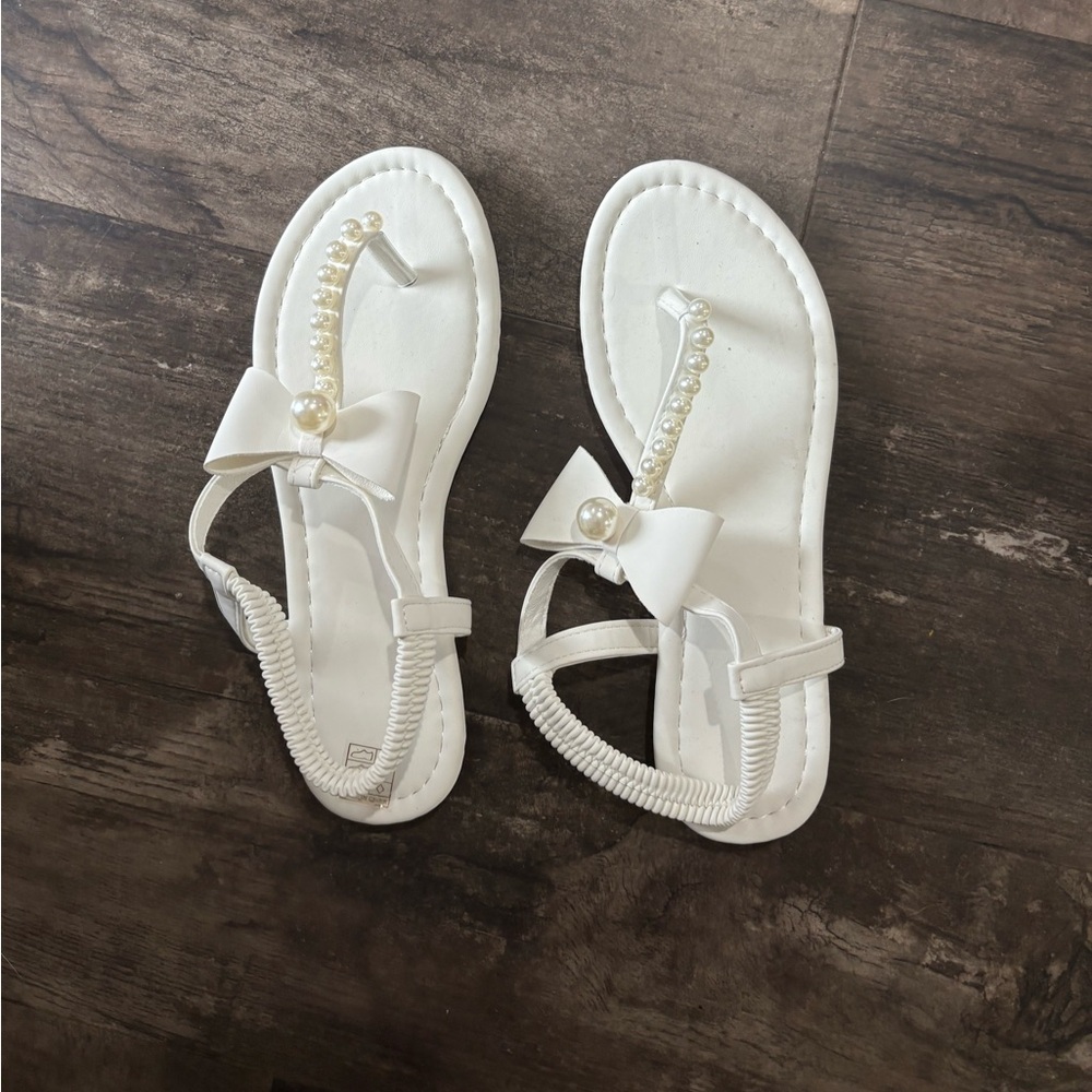 Size 7, White, bow and pearl flip flops